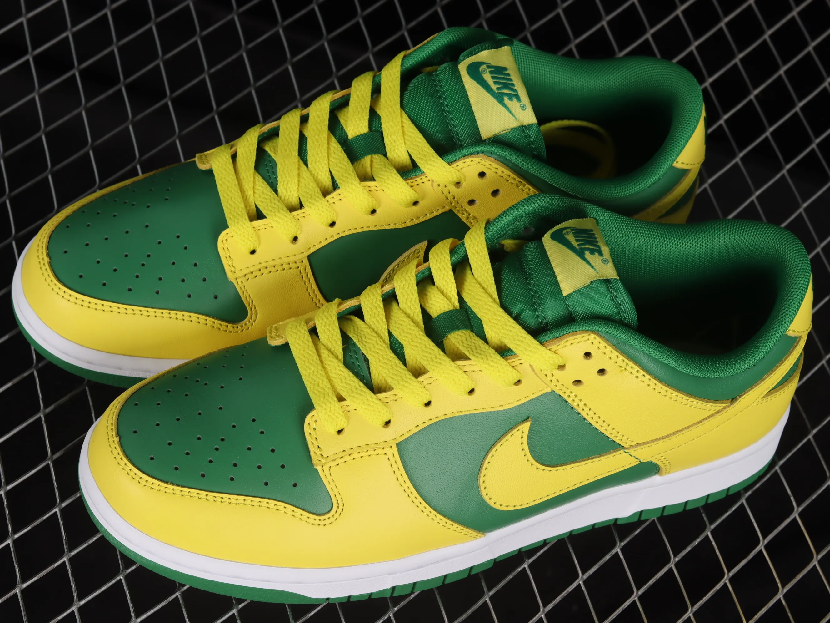 All categories Nk SB Dunk series Nk SB Dunk Low low-top sneakers C version Nk SB Dunk Low "Reverse Brazil" Passionate Samba Brazil SB low-top sports and leisure sneakers DV0833-300